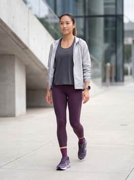 Pegasus 41 Se – High-performance look featuring plum-colored compression leggings, a charcoal moisture-wicking racerback tank, and a lightweight silver reflective running jacket.