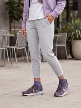 Pegasus 41 Se – Casual weekend athleisure style with light grey tapered joggers, a crisp white oversized graphic tee, and a matching lavender zip-up hoodie.