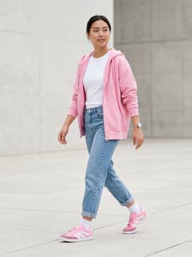 Predator Freestyle Indoor Football Shoes Beckham – Wide-leg light-wash denim jeans paired with a cropped white baby tee and a matching pink zip-up hoodie for a Y2K-inspired streetwear look.
