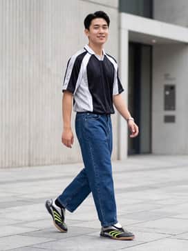 Predator Sala Shoes – Modern Blokecore Look: Pair these sneakers with an oversized vintage football jersey and relaxed-fit baggy blue jeans for a high-fashion terrace aesthetic.