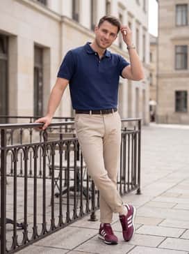 Run 70s 20 Shoes – Beige chinos and a navy blue polo shirt for a smart-casual ensemble suitable for a relaxed office or casual lunch.