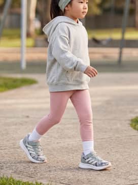 Runfalcon 5 Shoes Children – A pair of soft pink leggings paired with a light gray oversized hoodie and a matching sage green headband for a coordinated school-ready look.