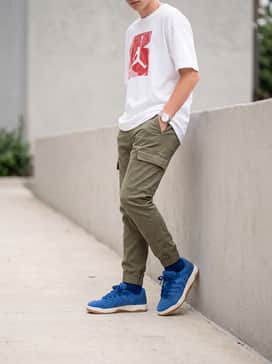 Khaki cargo joggers and an oversized white t-shirt featuring a red graphic print to pick up the subtle red logo detail on the heel of the shoe.
