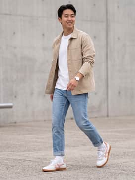 Skyhand Og – Light-wash relaxed jeans paired with a plain white heavy-weight tee and a beige chore coat for a clean, heritage-inspired look.