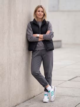 Sl 72 Rs Mercedes Shoes – Go for a relaxed streetwear vibe with grey oversized joggers, a matching hoodie, and a black puffer vest to highlight the dark accents on the heel.