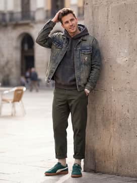 Smash 30 Mens Sneakers – Black fleece joggers and a heather grey oversized hoodie layered under a vintage-wash denim jacket.