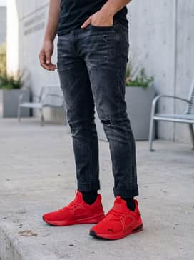 Softride Enzo Evo Mens Shoes – Distressed black slim-fit jeans and an oversized white graphic t-shirt for an edgy streetwear look.