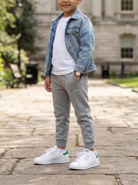 Stan Smith Shoes Kids – Grey jersey joggers combined with a white graphic t-shirt and an unbuttoned light-wash denim jacket for a relaxed weekend vibe.