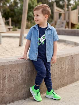 Star Runner 5 – Classic denim shorts and a bright graphic tee featuring aquatic or space themes to complement the energetic vibe.