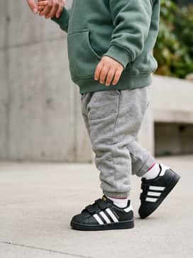 Superstar Shoes – Soft grey jersey joggers with a cozy oversized hoodie for a comfortable and sporty daytime look.