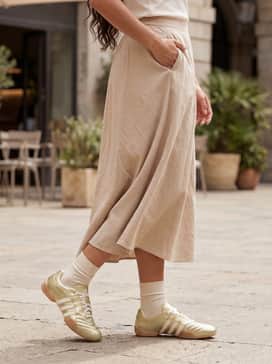 Taekwondo Mei Elite Shoes – Combine them with a sleek black midi slip dress and an oversized charcoal grey wool blazer for a sophisticated contrast between formal and sporty.