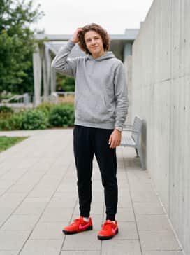 Terra Manta – Grey marl leggings with a pink oversized hoodie that picks up the neon pink swoosh, perfect for a cozy school or travel day.