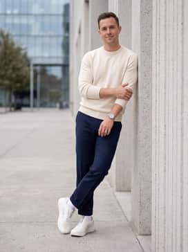 The Roger Adv Z5 – High-waisted light-wash straight-leg jeans with a tucked-in oversized cream cashmere sweater and minimal gold jewelry for a relaxed weekend vibe.