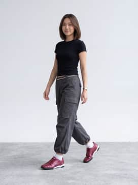 Low-rise baggy charcoal cargo pants paired with a black baby tee and a silver chain belt for a quintessential 2000s streetwear look.