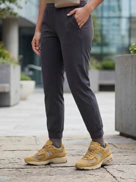 U2002dx – Dark charcoal tapered joggers and an oversized heather grey hoodie to create a sleek, monochromatic athleisure look that highlights the shoe's color.