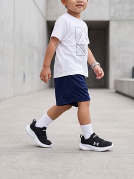 Ua Assert 11 Ac – A performance-focused look featuring navy blue mesh shorts, a moisture-wicking white graphic tee, and classic white crew socks for school gym class.