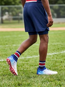 Ua Blur Select Jr Usa – A coordinated team tracksuit in navy and white with red accents to maintain a professional look while traveling to away games.