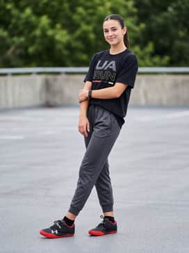 Ua Centric Grip – Gym-ready ensemble: Match with black 7-inch inseam mesh shorts, a charcoal grey graphic tee featuring red accents, and a silicone fitness tracker.