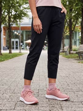 Ua Charged Pursuit 3 – Cropped black joggers with a fitted dusty rose t-shirt that echoes the shoe's color, layered under a light-wash denim jacket for a street-style vibe.