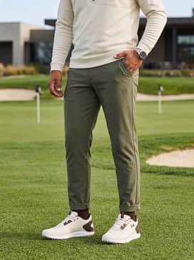 Ua Drive Fade 2 – Slim-fit olive green chinos and a cream-colored long-sleeve quarter-zip pullover to complement the earthy brown tones of the shoe.