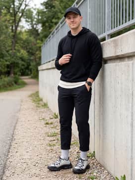 Ua Expanse Low – Athleisure comfort: Combine with tapered navy joggers, a crisp white oversized hoodie, and a black performance baseball cap for a cohesive weekend vibe.