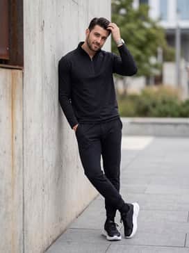 Ua Halo Runner Se – A sleek, all-black athleisure outfit with slim-fit track pants and a matching lightweight quarter-zip pullover for a streamlined, monochromatic aesthetic.