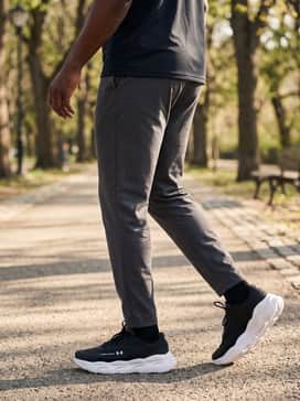 Ua Halo Runner Se – A cooler-weather outdoor training kit including navy blue windbreaker pants and a heather grey hooded sweatshirt for a functional yet stylish layered look.