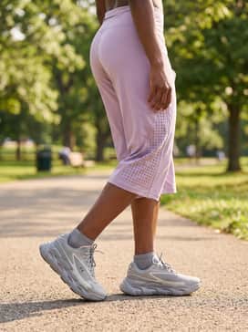 Ua Halo Runner Se – Laser-cut lilac running capris styled with a fitted heather-grey performance tee and thin technical socks to highlight the shoe's bold, wavy midsole.