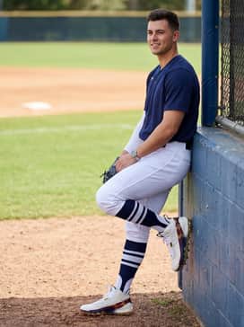 Ua Harper 10 Pro Tpu Le Usa – Full navy blue team gear with a white compression undershirt to allow the gold TPU plate to stand out during play.