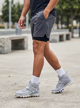 Ua Harper 10 Pro Tpu Mid – Technical training wear consisting of black compression tights under charcoal mesh shorts and a moisture-wicking grey sleeveless hoodie.