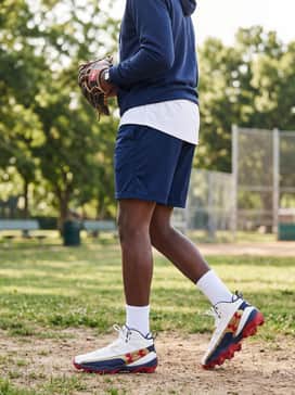 Ua Harper 10 Rm Jr Le Usa – Post-game cool down: Style with breathable mesh shorts and a white graphic logo t-shirt for relaxing after the final inning.