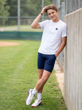 Ua Harper 10 Tpu Jr Le Usa – Dark navy athletic mesh shorts and a white technical graphic tee for warm-ups or agility drills on the grass.