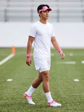 Ua Highlight Pro Le – A clean white team uniform with matching pink wristbands and a visor to emphasize the floral print.