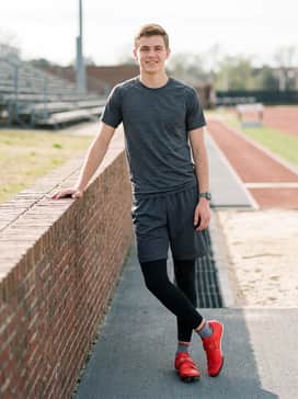 Ua Hovr Skyline Long Jump – Intensive training look with full-length compression tights worn under breathable mesh shorts and a seamless performance t-shirt.