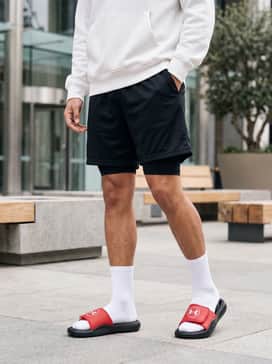 Ua Ignite Pro 8 – Mesh basketball shorts in black, an oversized white hoodie, and clean white crew socks for a classic sporty vibe.