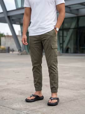 Ua Ignite Pro 8 T – Style with olive green cargo joggers and a simple white crew-neck cotton t-shirt for a relaxed, urban weekend ensemble.