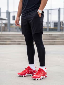 Ua Leadoff Icon Low Rm – Practice-ready attire with black moisture-wicking athletic shorts and a lightweight grey compression t-shirt.