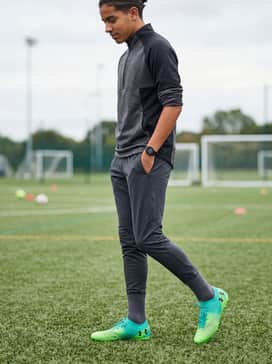 Ua Magnetico Pro 5 Fg – Training Session Gear: Combine with charcoal grey tapered soccer joggers and a sleek tech-fleece quarter-zip for a high-performance practice aesthetic.
