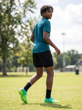 Ua Magnetico Pro 5 Fg – Pitch-Side Casual: Wear with breathable black mesh shorts and a minimalist branded performance tee for pre-match walk-throughs or post-game recovery.