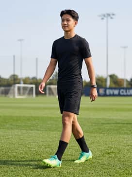 Ua Magnetico Select 5 Fg – A sleek, all-black performance kit featuring a fitted moisture-wicking jersey and lightweight shorts to emphasize the shoes' neon gradient.
