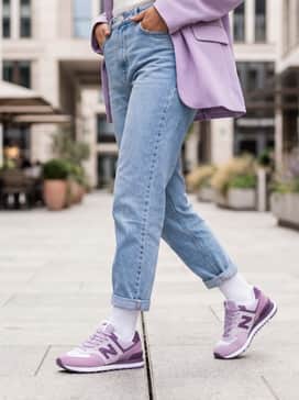 Ua Mirage Sport – Light-blue high-waisted mom jeans paired with a crisp white t-shirt and an oversized lavender blazer for a smart-casual street style look.
