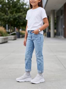 Ua Rogue 6 Al – Match with straight-leg light-wash denim jeans, a simple white tank top, and an unbuttoned plaid flannel shirt for a cool, casual school-day outfit.