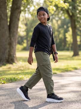 Ua Rogue 6 Al – Olive green cargo pants paired with a long-sleeve black raglan shirt and a baseball cap for a rugged, outdoor-ready outfit.