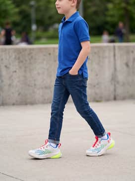 Ua Scramjet 7 – Dark wash slim-fit denim jeans and a cobalt blue polo shirt for a polished yet comfortable school outfit that highlights the blue shoe details.