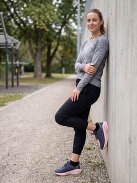 Tapered black joggers paired with a slim-fit grey heathered long-sleeve tech shirt, ideal for outdoor training or a casual coffee run.