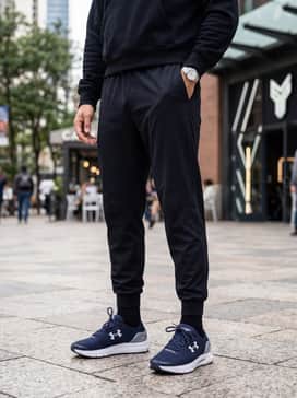 Ua Speedform Gemini – A trendy athleisure ensemble with black high-waisted yoga pants, a cropped white oversized hoodie, and a sleek obsidian baseball cap for a post-workout coffee run.