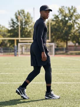 Ua Spotlight Hammer Jr Wide – For an off-field look, pair with tapered black joggers, a graphic sports hoodie, and a structured baseball cap to maintain a cohesive athletic vibe.