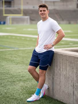 Ua Spotlight Pro – Go for a bold look with cyan blue crew-length athletic socks and matching compression gear under your game-day shorts.