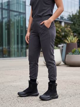 Ua Stellar – Dark charcoal jogger-style scrubs with a matching slim-fit undershirt, providing a streamlined silhouette that highlights the boot's technical design while maintaining maximum workplace comfort.
