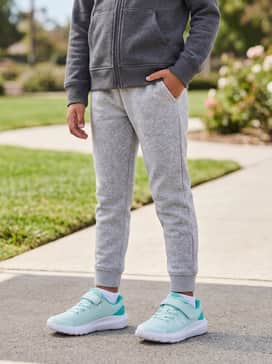 Ua Surge 4 Ac Running – Grey tapered fleece joggers combined with a matching charcoal zip-up hoodie for a coordinated, sporty lounge look perfect for school.